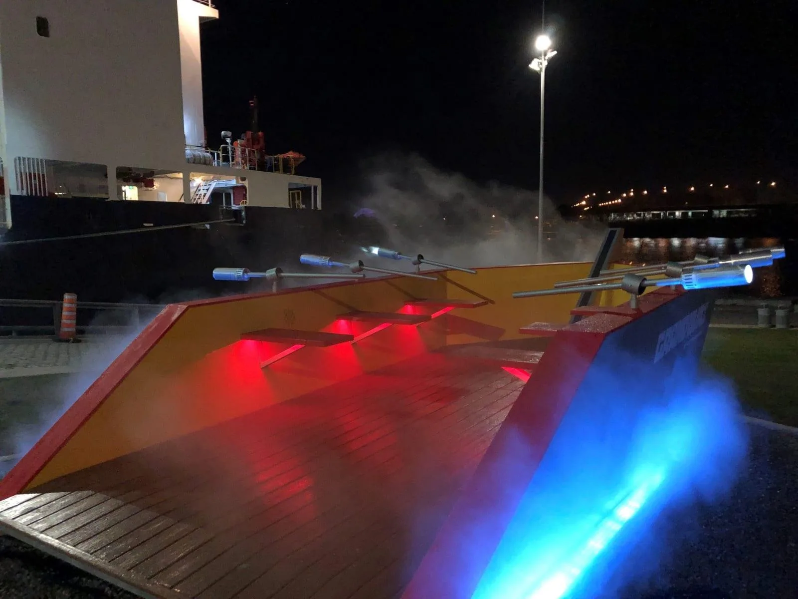 Oars of lights
Montreal's Grand Quay